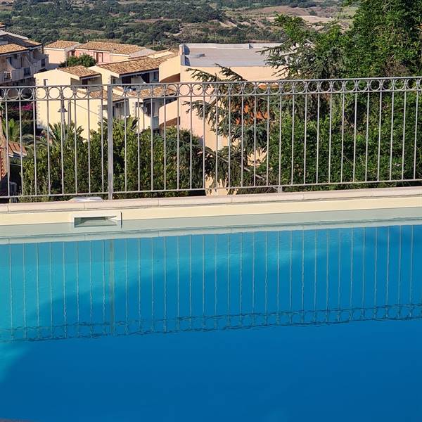 piscina vista mare